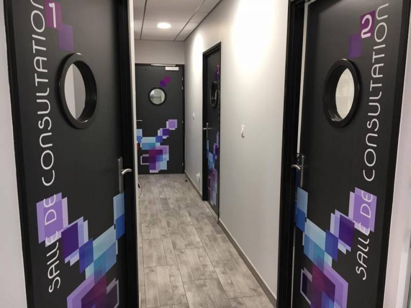 Fabrication et pose de signalétique intérieure à Lyon, 69