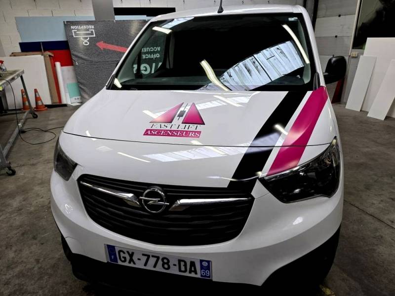 Marquage adhesif publicitaire sur véhicule professionnel