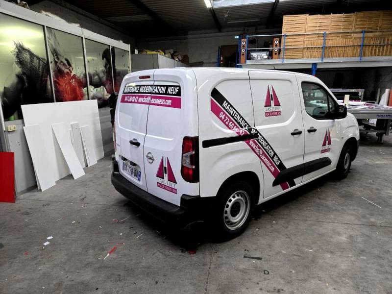 Marquage adhesif publicitaire sur véhicule professionnel