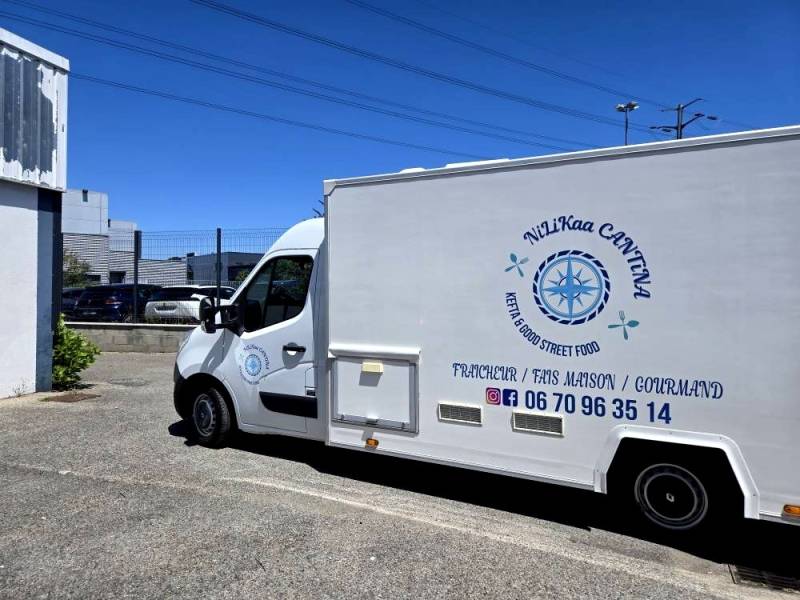 Marquage adhésif impression et découpe à la forme d'un renault Foodtruck