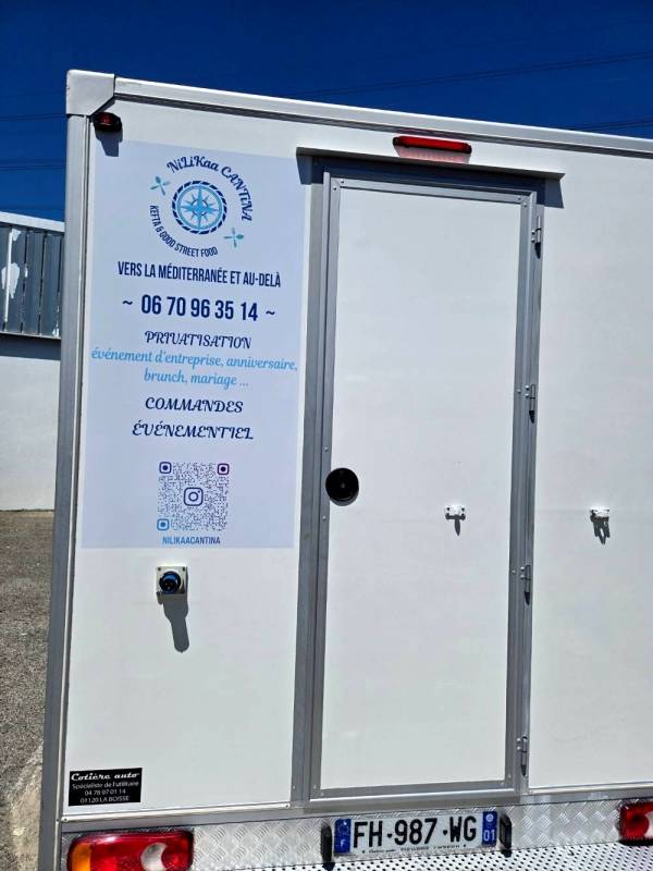 Marquage adhésif impression et découpe à la forme d'un renault Foodtruck