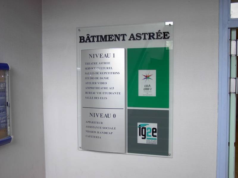 Fabrication et pose de signalétique intérieure à Lyon, 69