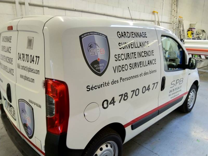 Marquage publicitaire sur mesure pour véhicule professionnel à Lyon, en région Rhône Alpes