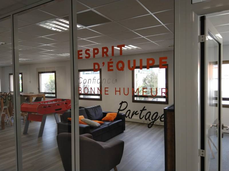 Fabrication et pose de signalétique intérieure à Lyon, 69