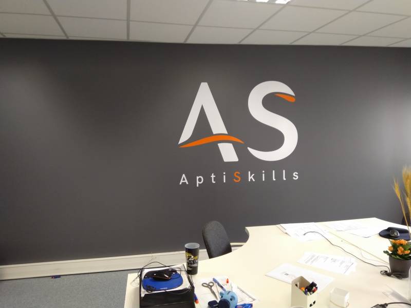 Fabrication et pose de signalétique intérieure à Lyon, 69