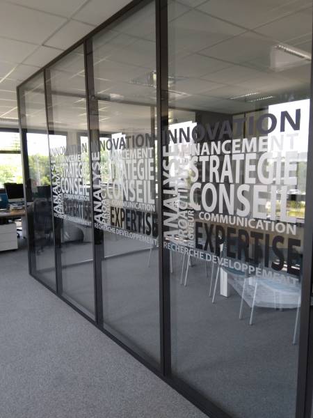 Fabrication et pose de signalétique intérieure à Lyon, 69