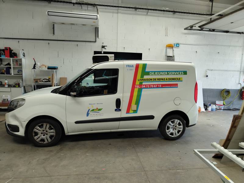 Conception et pose d'adhésif pour flocage de véhicule à Lyon en région Rhône Alpes