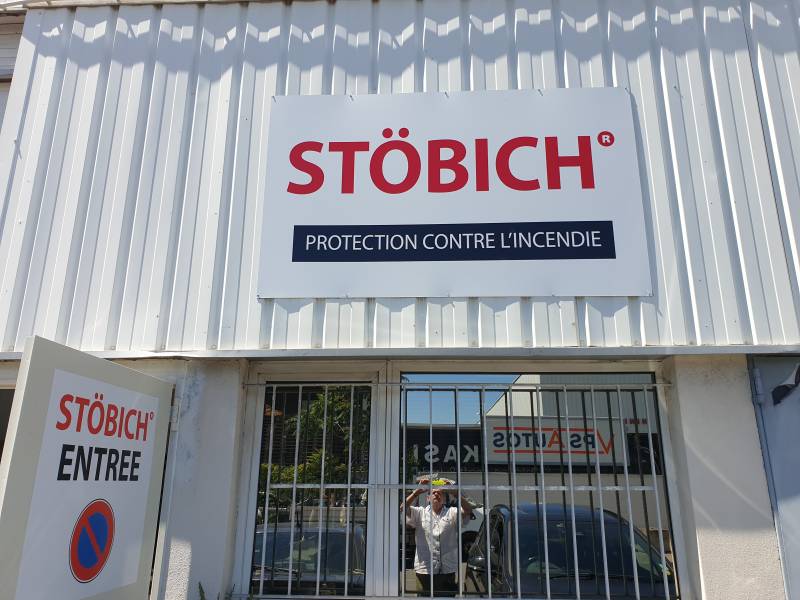 Panneau publicitaire extérieur grand format à Vénissieux dans l'est de Lyon